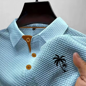 Polo bleu clair en soie glacée à maille gaufrée avec imprimé de palmier chic