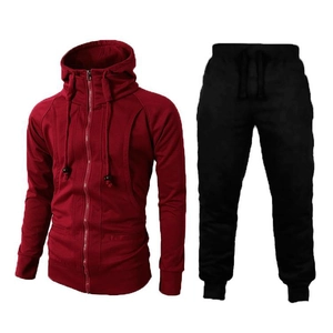 Détail d'un sweat à capuche bordeaux à col haut et d'un pantalon de jogging noir