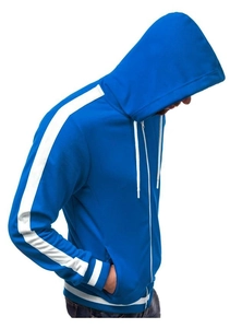 Primer plano de sudadera azul con capucha, rayas laterales blancas y cremallera