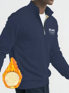 Dettaglio della felpa blu navy con zip a un quarto, fodera in pile e stampa Milano