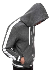 Detalle de sudadera gris con cremallera y capucha con rayas blancas en mangas y cordón