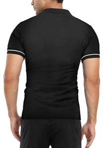 Detail van slim fit zwart poloshirt met witte strepen op de korte mouwomslagen