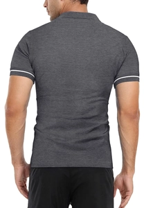 Achteraanzicht van slim fit donkergrijs poloshirt met gestreepte details op de mouwen