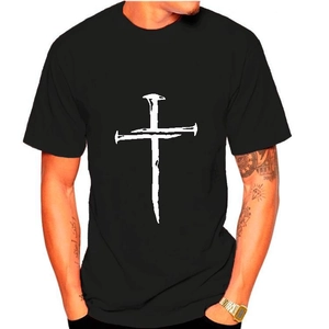 Detail eines Kreuzmusters aus weißen Stacheln auf schwarzem Baumwoll-T-Shirt für Herren