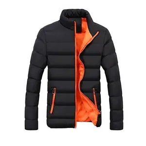 Détail d'une doudoune matelassée avec extérieur noir et doublure orange contrastante