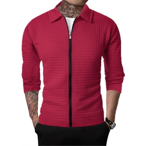Dunkelrote Herrenjacke mit Waffelstrick, Reißverschluss und Polo-Kragen für den Herbst
