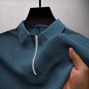Polo homme en soie glacée bleu marine avec texture tricotée et col zippé sur cintre