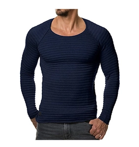 Détail du t-shirt bleu marine en tricot côtelé à manches longues avec coupe slim et col rond