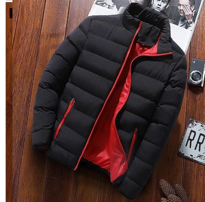 Veste matelassée noire pour hommes avec zip rouge sur fond en bois élégant