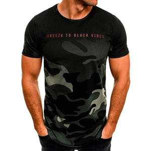 Vue détaillée du t-shirt de sport camouflage homme avec slogan rouge et tissu noir