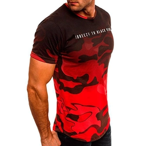 Détail du motif camouflage rouge et de la coupe ajustée de ce t-shirt de sport pour hommes