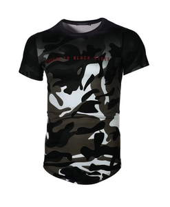 Vue détaillée du t-shirt camouflage pour hommes en maille extensible avec coupe ajustée