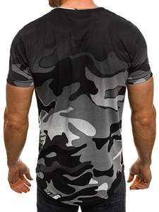 Vue arrière du t-shirt camouflage cintré pour homme soulignant le tissu de sport