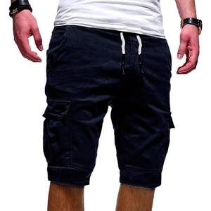 Casual heren cargo short voor de zomer met meerdere zakken en wit trekkoord in het zwart