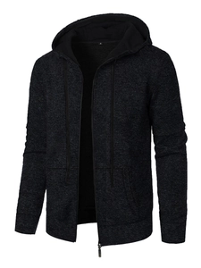 Detalle de chaqueta deportiva con capucha para hombre con textura de punto y cordón