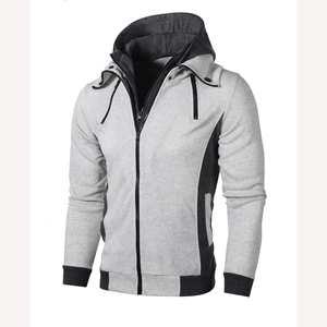 Detail der Herrenjacke mit doppellagiger Kapuze und grauen Kontrastnähten für Herren