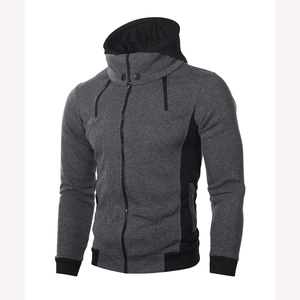 Detail der Herren Slim Fit Kapuzenjacke mit hohem Kragen und Reißverschlusselementen