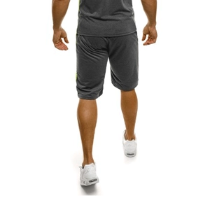Detailansicht der schnelltrocknenden Sporthose für Herren mit grünem Seitenstreifen