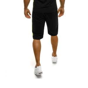 Rückansicht von Herren-Sportshorts in Schwarz mit neongelben Seitenstreifen und Trockenfit