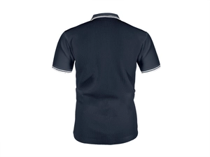 Detail van een donkerblauwe poloshirt met wafelstructuur en witte gestreepte boorden