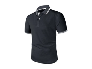 Detailopname van zwart mesh ijszijde poloshirt met witte strepen op de kraag