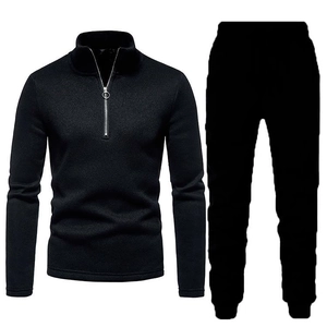 Detail van zwart heren trainingspak met ritssluiting en bijpassende joggingbroek