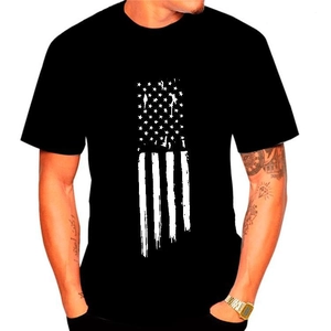 Détail de l'imprimé drapeau américain avec rayures et étoiles sur un t-shirt en coton noir