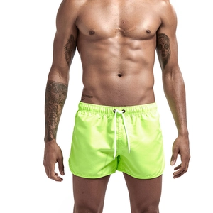 Détail du short de bain vert néon pour homme avec taille élastique et cordons blancs