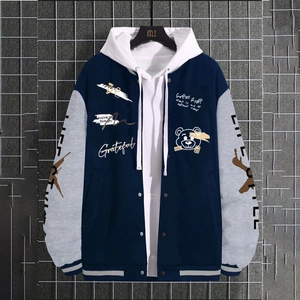 Detail der blauen Baseballjacke mit 'Grateful'-Stickerei und weißen Druckknöpfen