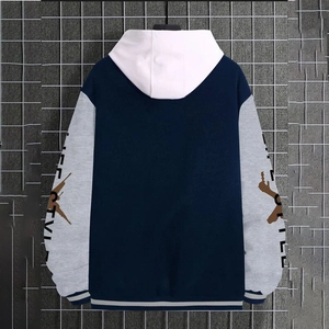 Detail der Baseballjacke mit kontrastierenden Ärmeln und Gewehr-Grafikdruck