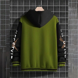 Detailansicht der militärgrünen Kapuzenjacke mit schwarzen Ärmeln und Grafikdruck-Design