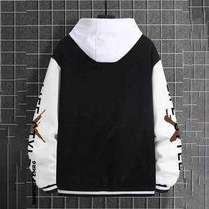 Detail der Kapuzen-Baseballjacke mit Gewehrgrafik und gestreiften Rippbündchen am Saum