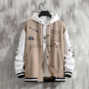 Detail der Kapuzen-Baseballjacke mit Bärenprints und inspirierendem Graffiti-Text