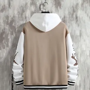 Detail der mehrfarbigen Kapuzenjacke mit bedruckten Ärmeln und gestreiften Bündchen