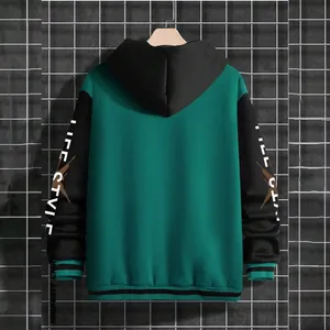 Detail der Herren-Baseballjacke mit Kapuze, Kontrastärmeln und gestreiften Rippbündchen