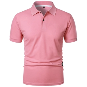 Détail de la texture en coton du polo rose avec boutons noirs et étiquette sur l'ourlet