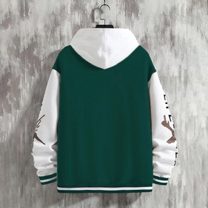 Detail der grünen Kapuzen-Baseballjacke mit farblich abgesetzten Ärmeln und Streifenbündchen