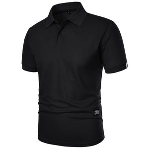 Gros plan d'un polo noir ajusté pour homme en tissu piqué respirant de haute qualité