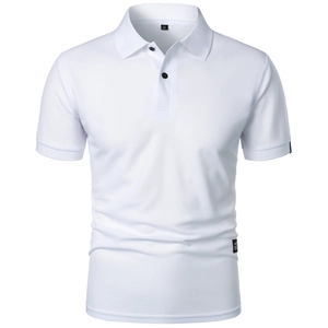 Détail du polo en coton piqué blanc montrant le tissu texturé et l'étiquette d'ourlet