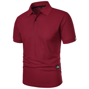 Détail du polo bordeaux avec tissu piqué respirant et étiquette de marque à la base