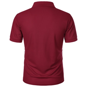 Vue arrière d'un polo pour homme bordeaux foncé montrant la texture du tissu piqué