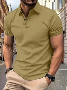 Détail d'un polo ajusté kaki avec poignets côtelés et petite étiquette latérale noire