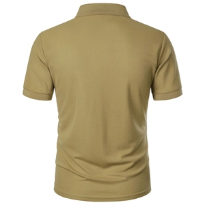 Vue arrière d'un polo homme ajusté en maille piquée kaki montrant la texture du tissu