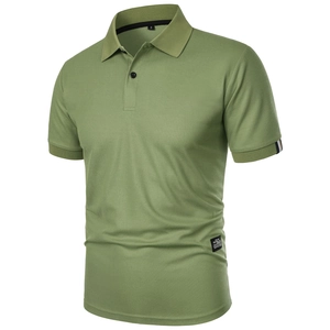 Détail du polo en maille piquée vert olive avec bandes tricolores et étiquette cousue