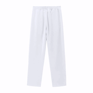 Vue détaillée du pantalon de jogging blanc avec taille élastique et coupe jambe droite