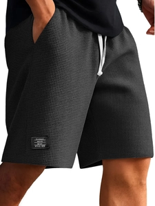 Vista dettagliata del tessuto a nido d'ape dei pantaloncini grigio scuro da uomo