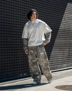 Pantaloni cargo stile urbano con motivo mimetico digitale jungle e vestibilità ampia