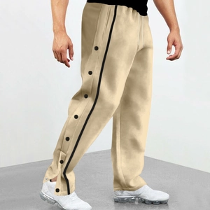 Détail du jogging kaki avec boutons-pression latéraux et bandes de sport noires