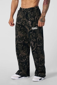 Dettaglio dei pantaloni sportivi mimetici foresta scura con logo ricamato sulla gamba