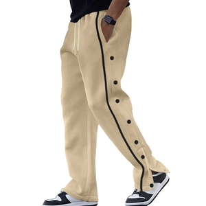 Dettagli dei pantaloni sportivi kaki da uomo con bottoni a pressione laterali e coulisse in vita